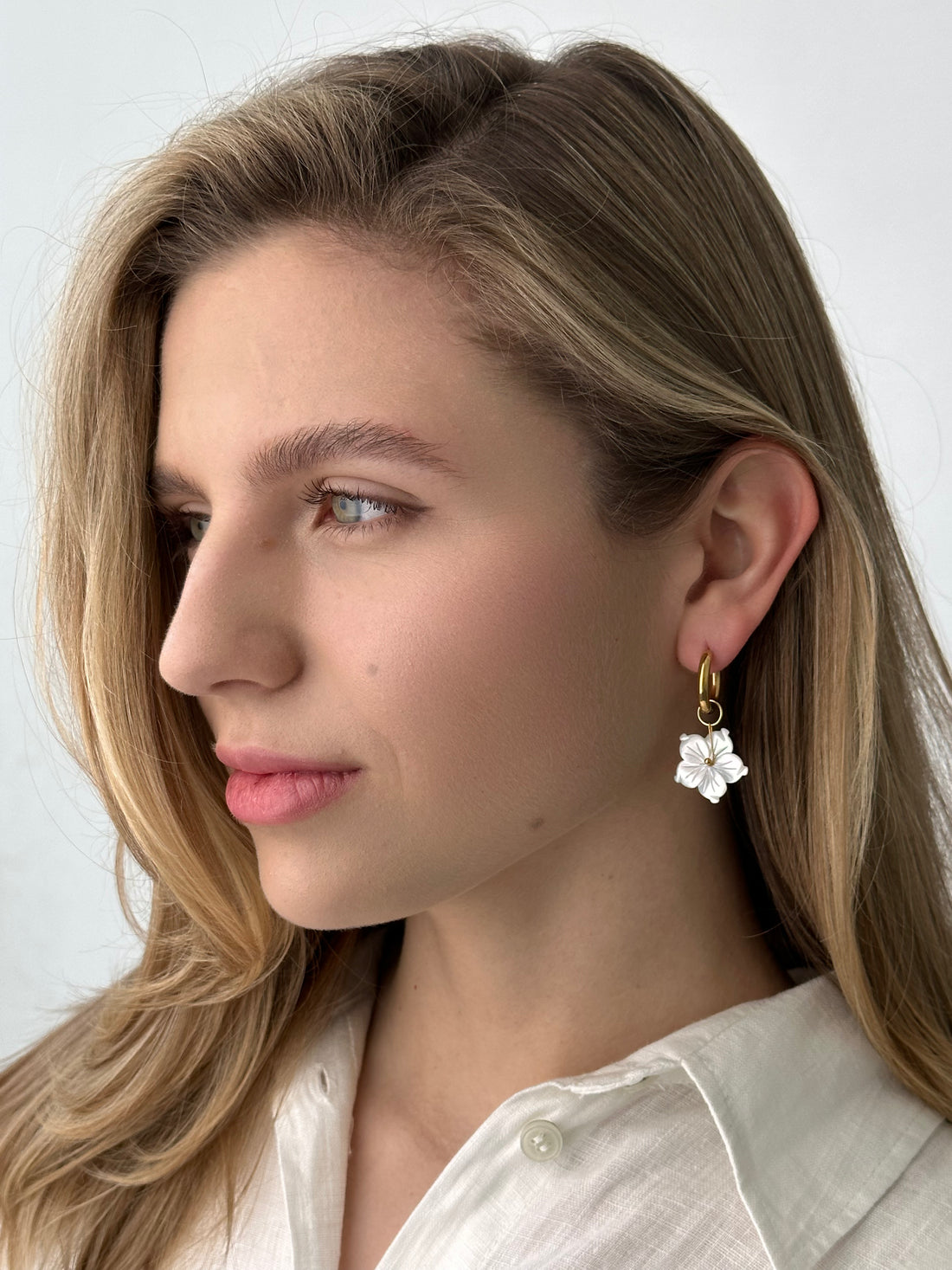 Підвіс "Біла квітка з перламутру"