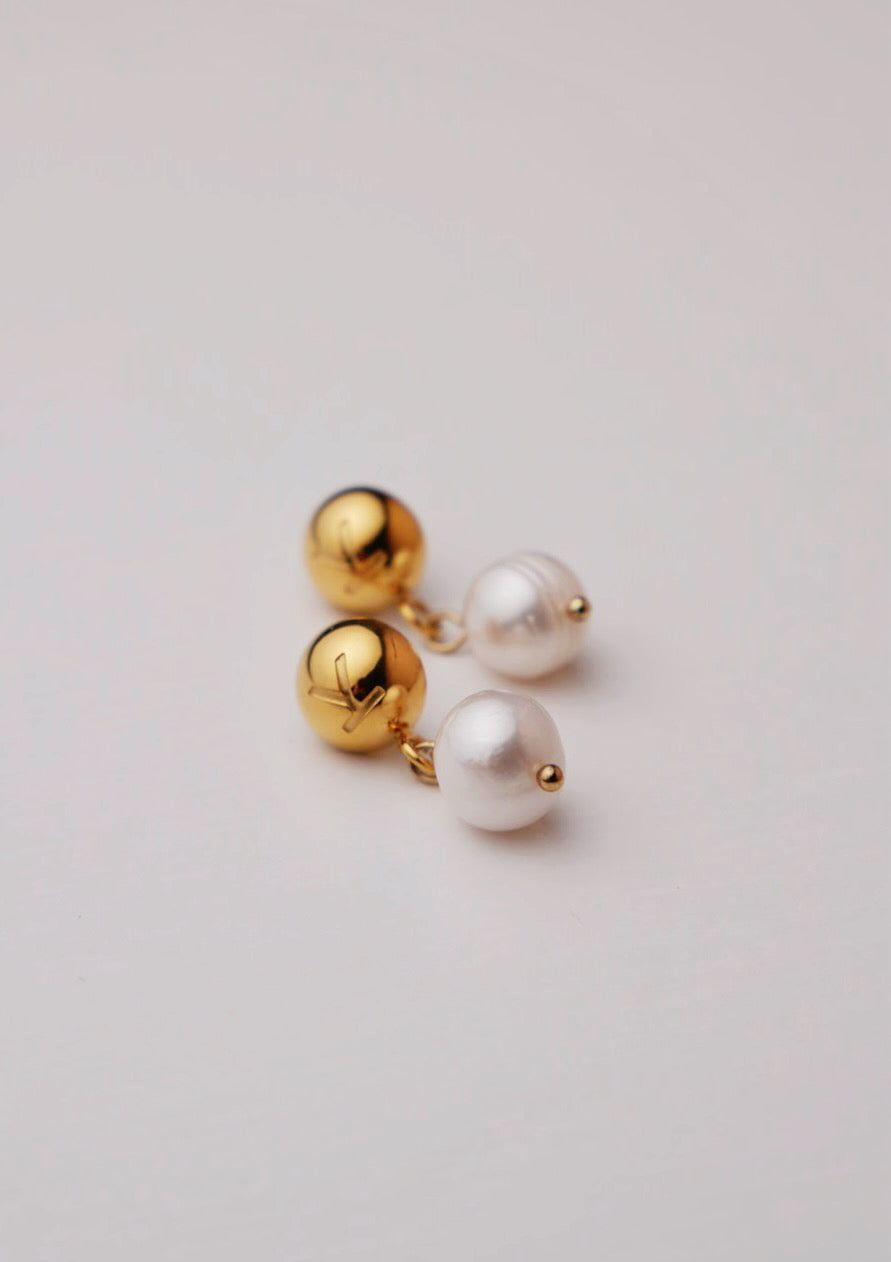Stud earrings with natural pearls
