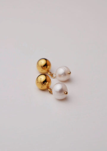 Stud earrings with natural pearls